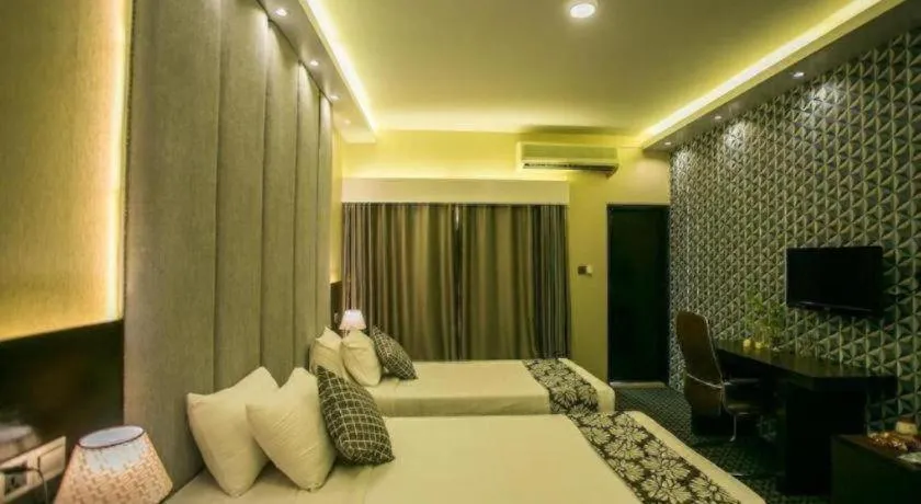 Bed in Tropical Daisy