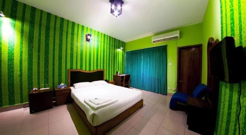 Bed in Tropical Daisy