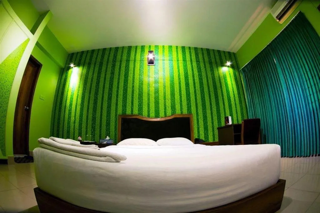 Bed in Tropical Daisy