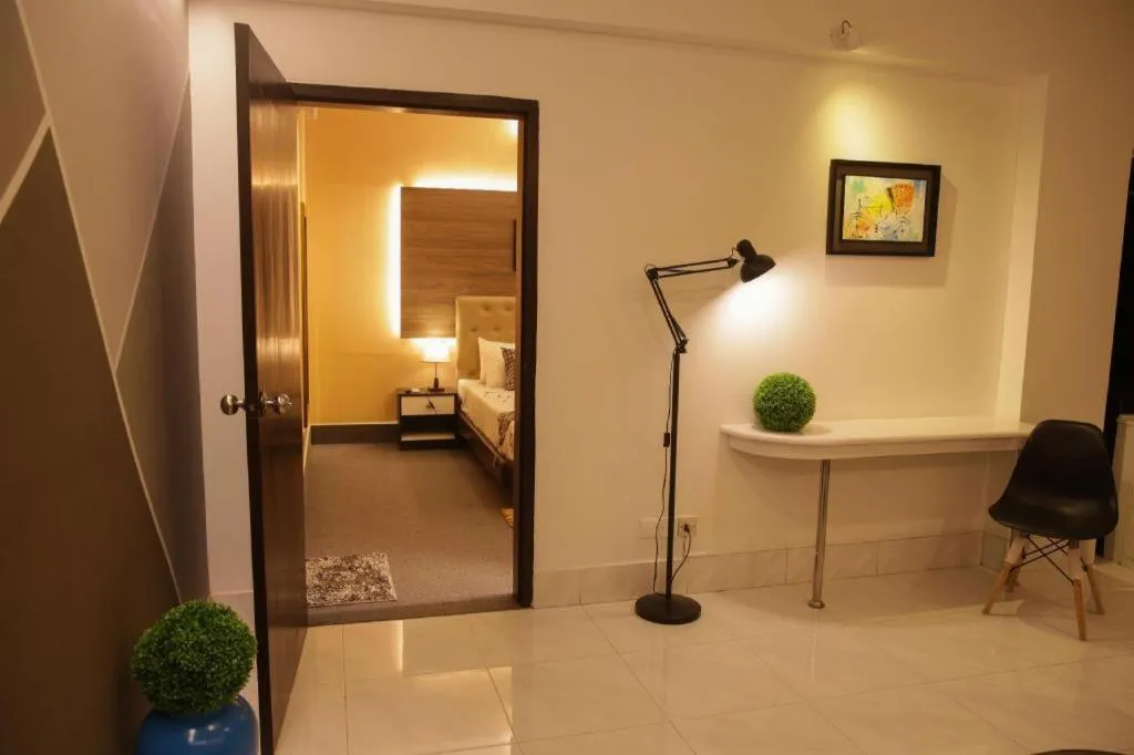 Bed in Tropical Daisy