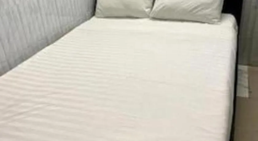 Bed in Tropical Daisy