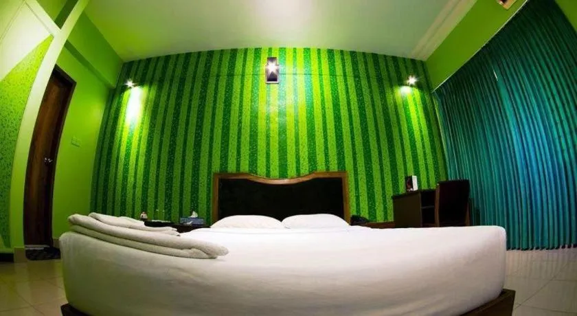 Bed in Tropical Daisy