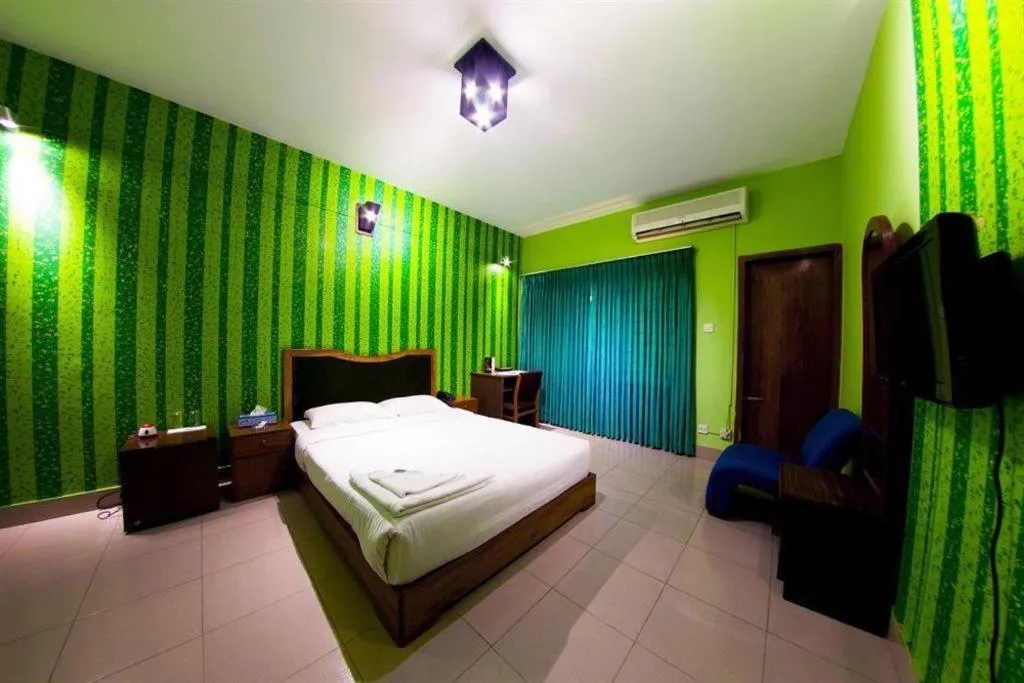 Bed in Tropical Daisy