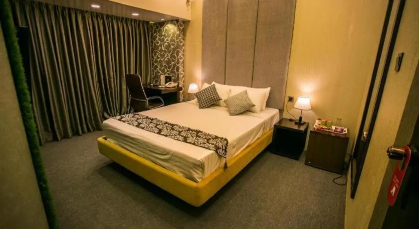 Bed in Tropical Daisy