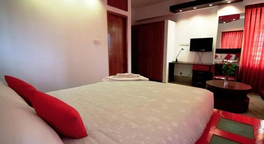 Bed in Tropical Daisy