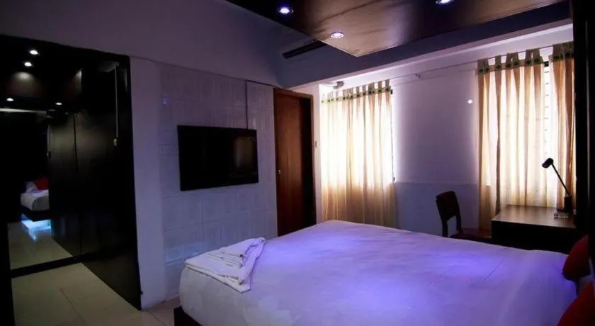 Bed in Tropical Daisy