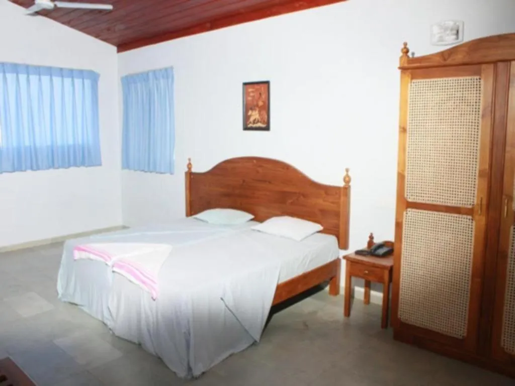 Bed in OYO 246 Roy Villa Beach Hotel