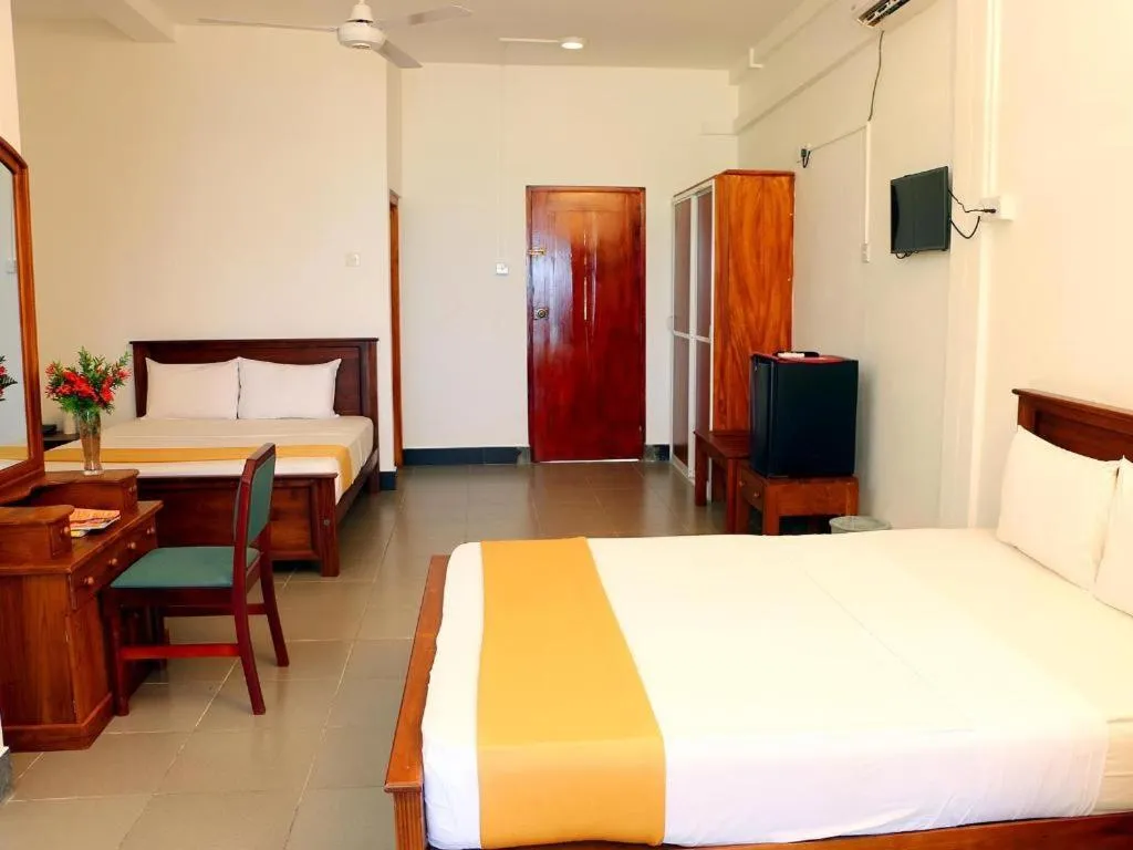 Bed in OYO 246 Roy Villa Beach Hotel