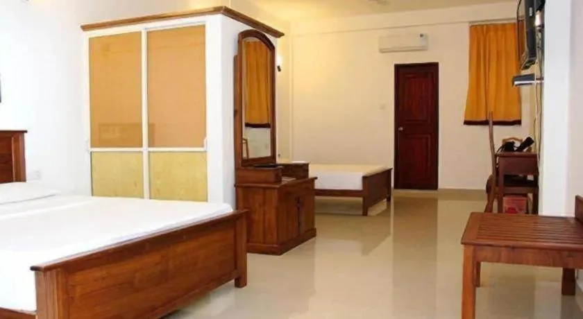 Bed in OYO 246 Roy Villa Beach Hotel