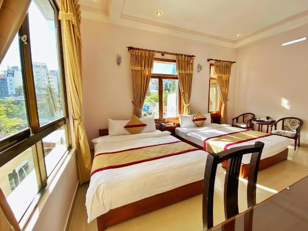 Bed in Gold Night Hotel