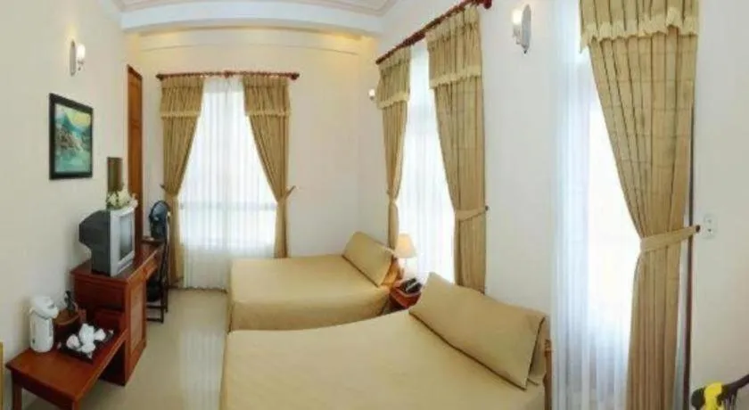 Bed in Gold Night Hotel