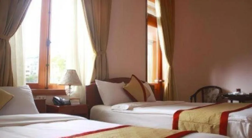 Bed in Gold Night Hotel