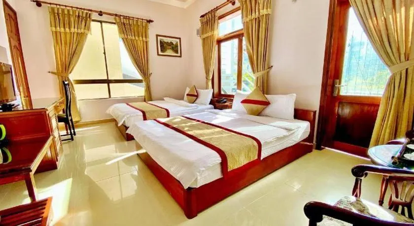 Bed in Gold Night Hotel