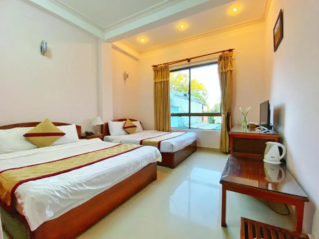 Bed in Gold Night Hotel