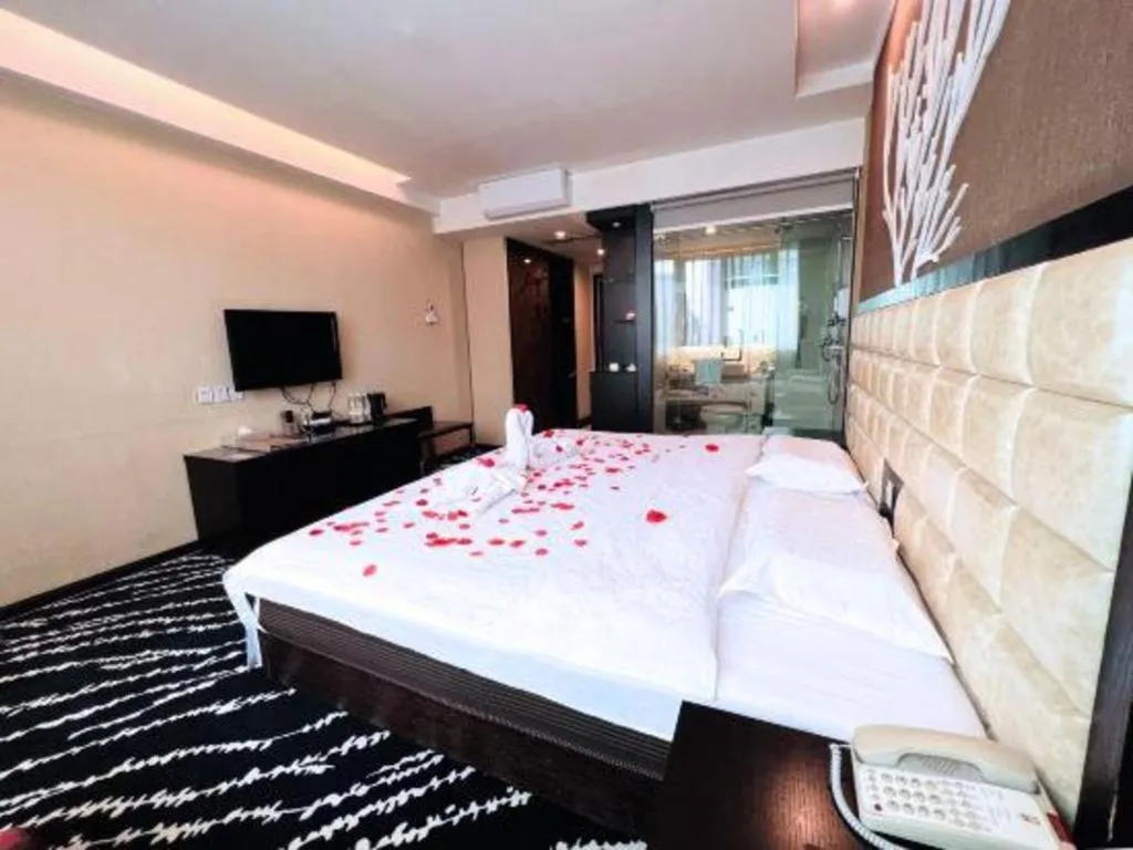 Bed in Kunming Long Way Hotel