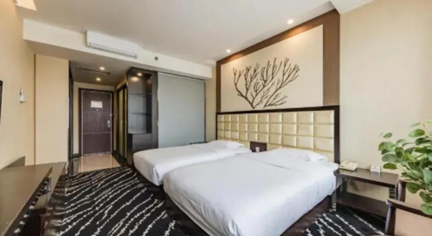 Bed in Kunming Long Way Hotel