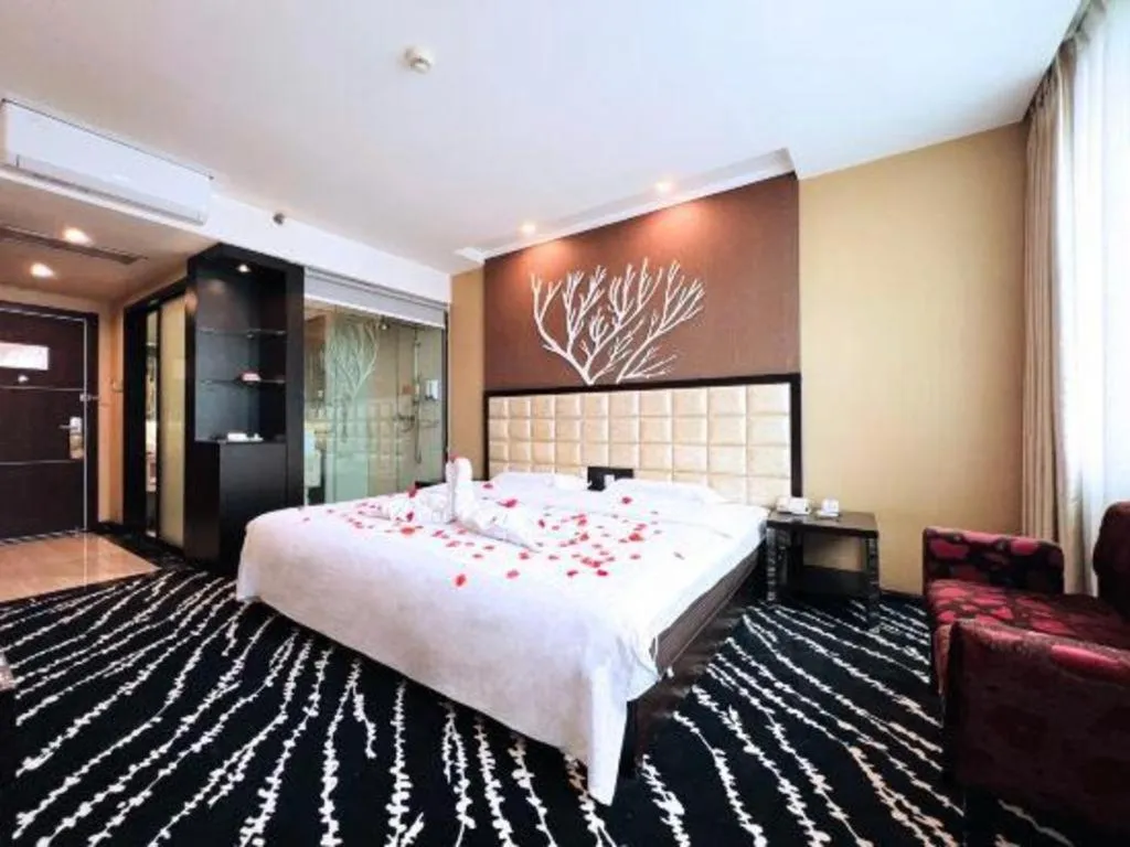 Bed in Kunming Long Way Hotel