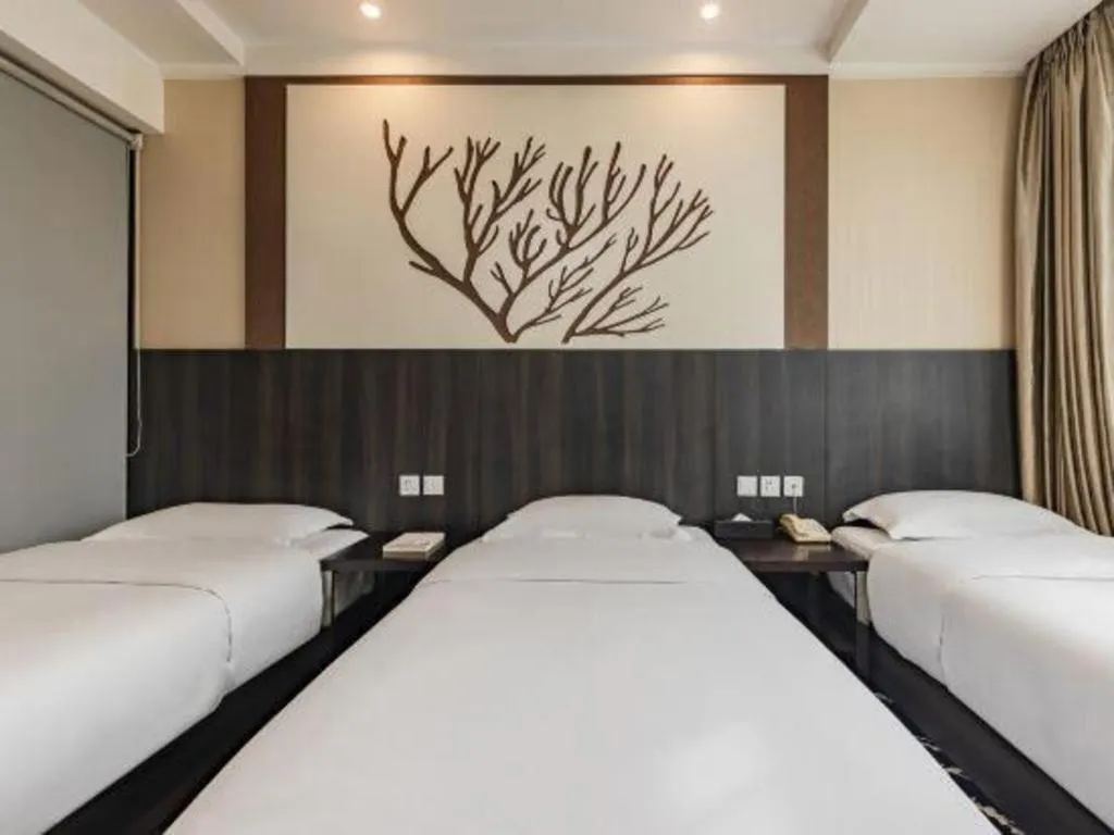 Bed in Kunming Long Way Hotel