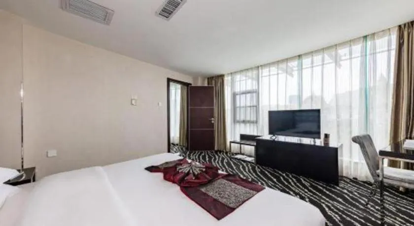 Bed in Kunming Long Way Hotel