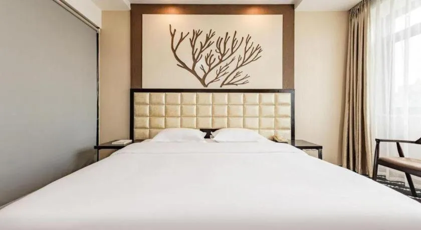 Bed in Kunming Long Way Hotel