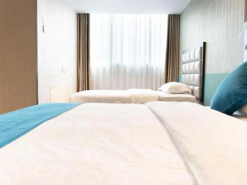 Bed in Kunming Long Way Hotel