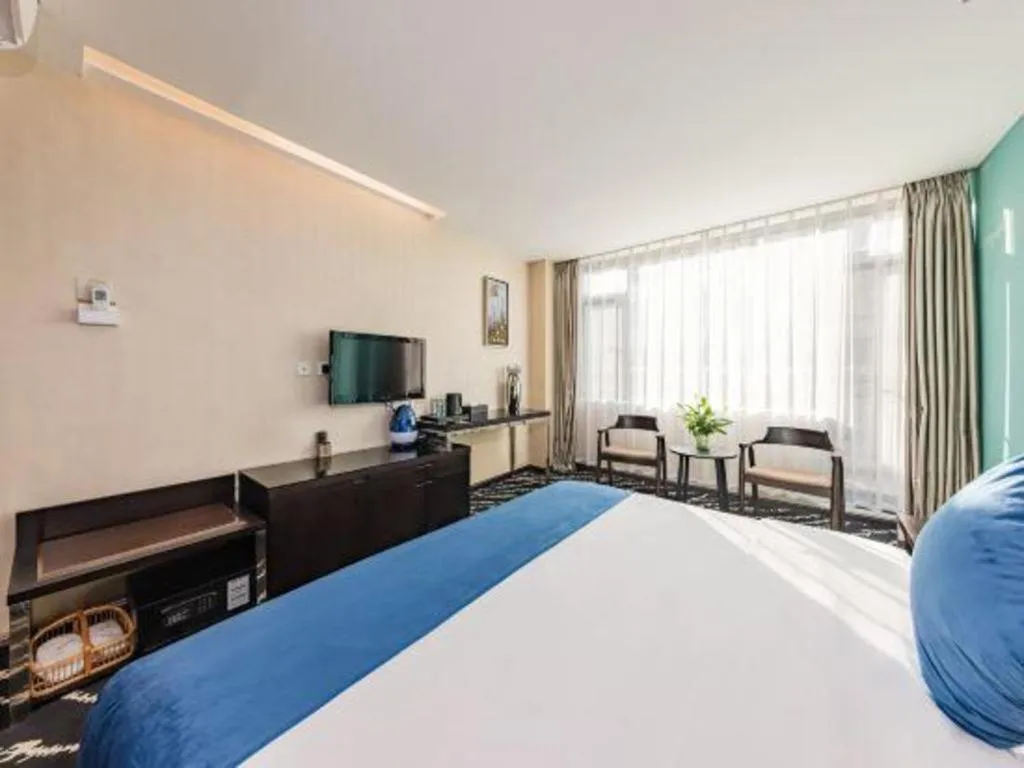 Bed in Kunming Long Way Hotel