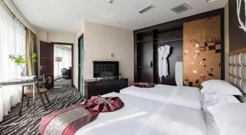 Bed in Kunming Long Way Hotel