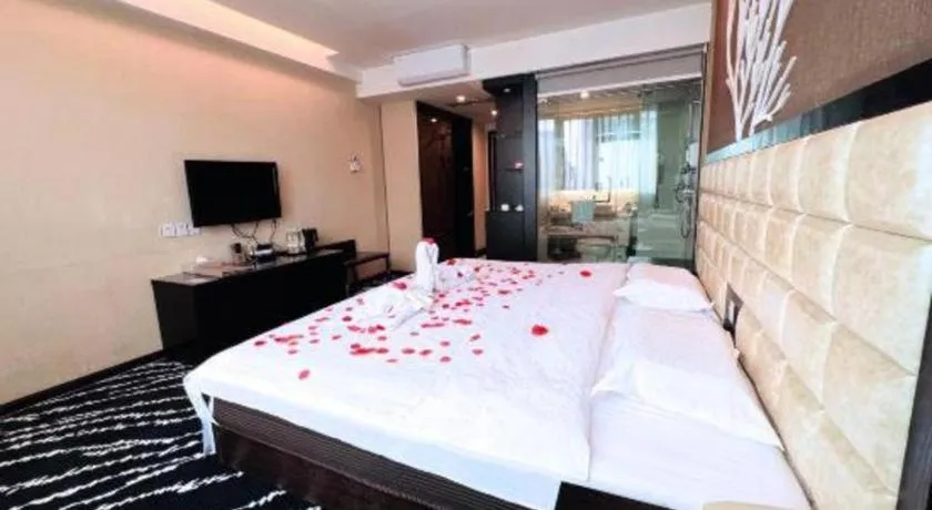 Bed in Kunming Long Way Hotel