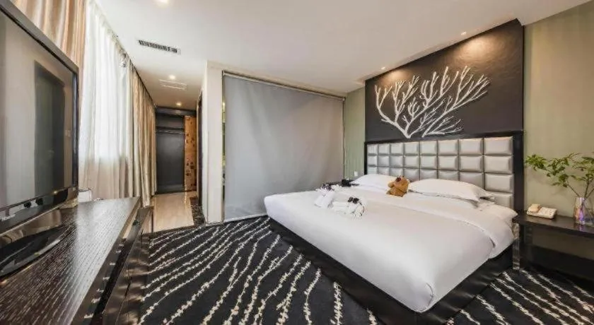 Bed in Kunming Long Way Hotel