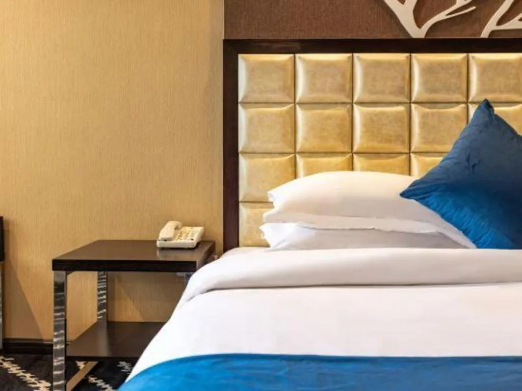 Bed in Kunming Long Way Hotel