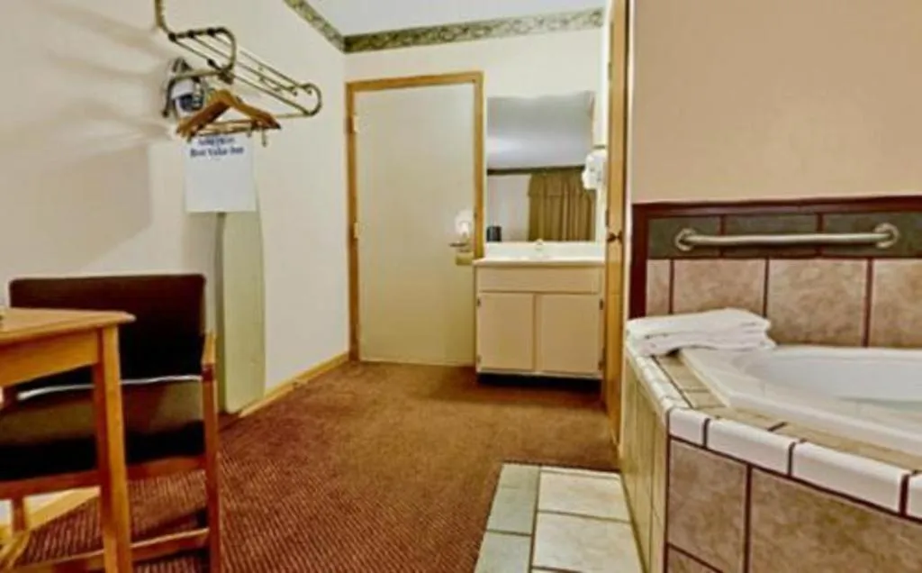 Bed in Americas Best Value Inn & Suites Thief River Falls