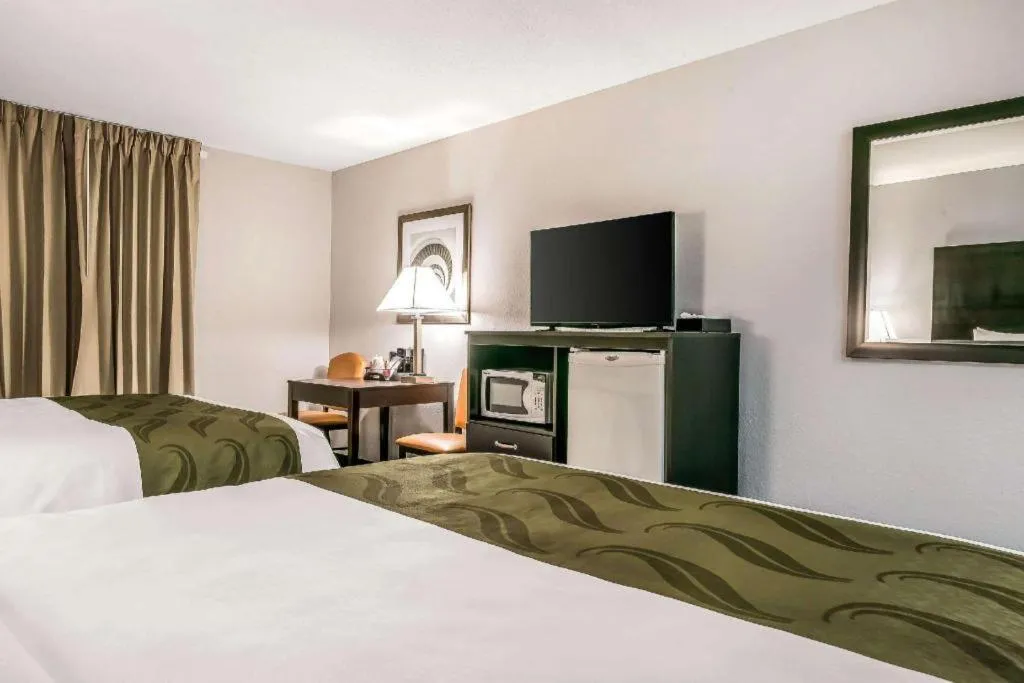 Bed in Suburban Studios Mason Hwy 42