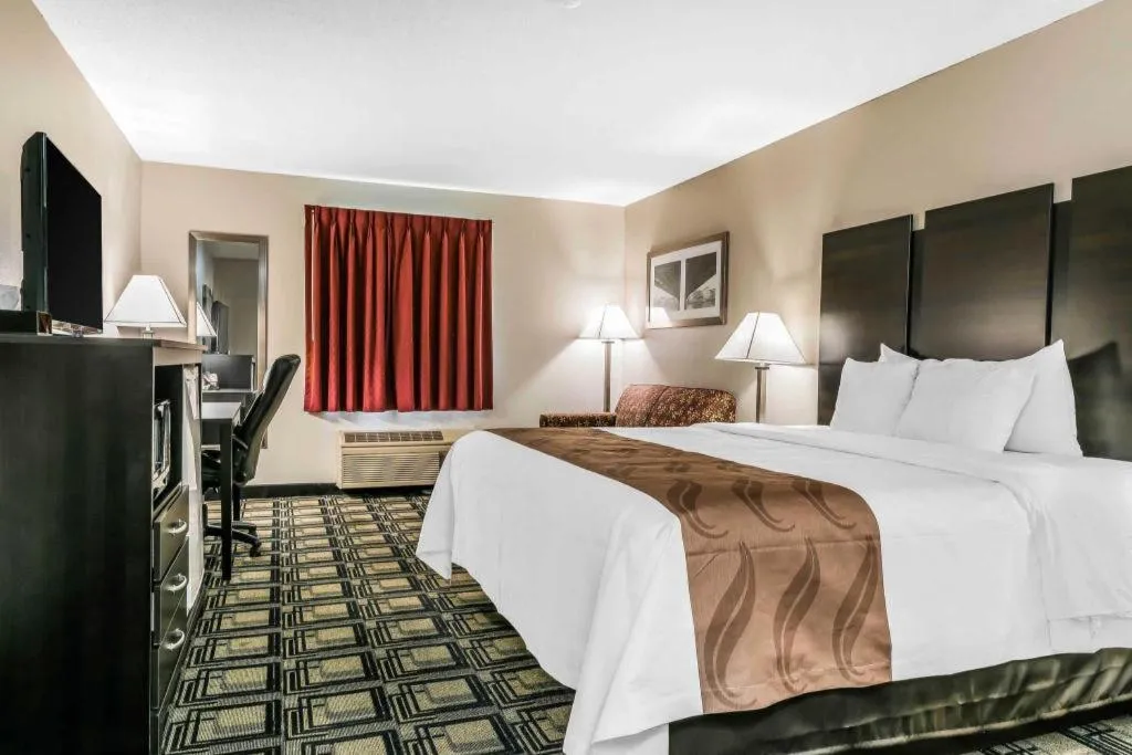 Bed in Suburban Studios Mason Hwy 42