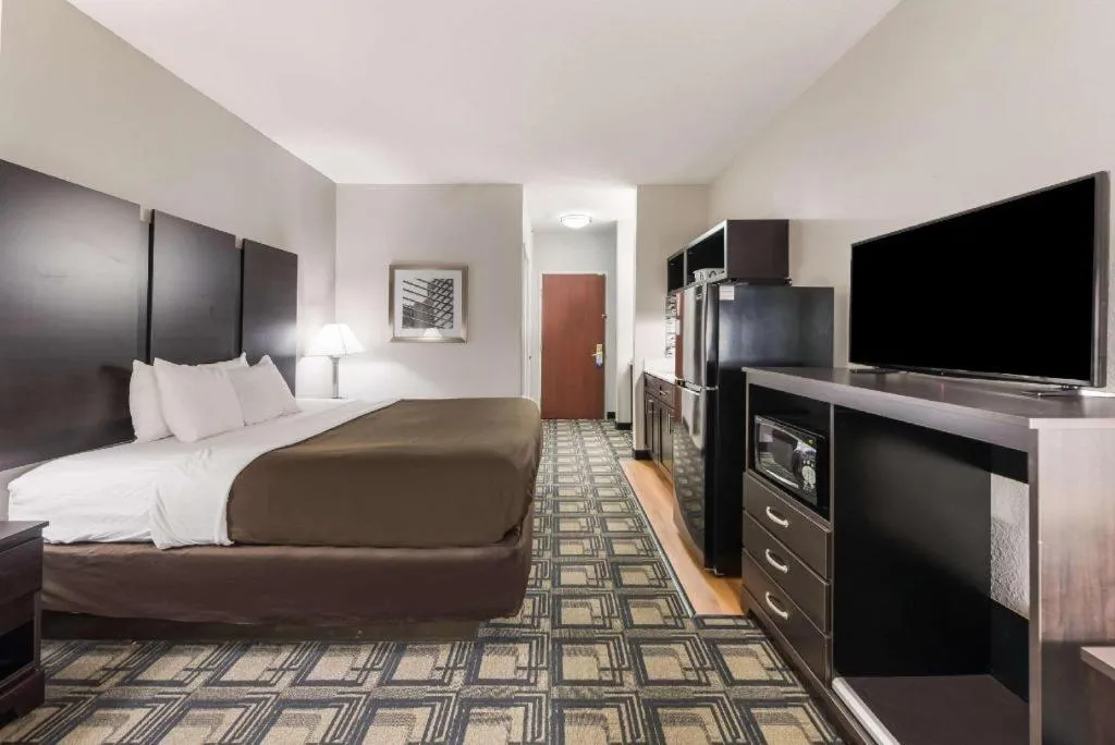 Bed in Suburban Studios Mason Hwy 42