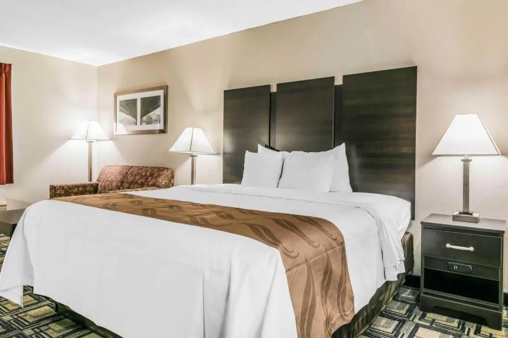 Bed in Suburban Studios Mason Hwy 42