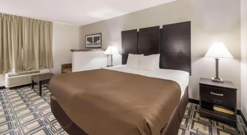 Bed in Suburban Studios Mason Hwy 42