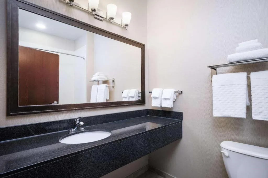 Green Mill Village Hotel & Suites, BW Signature Collection