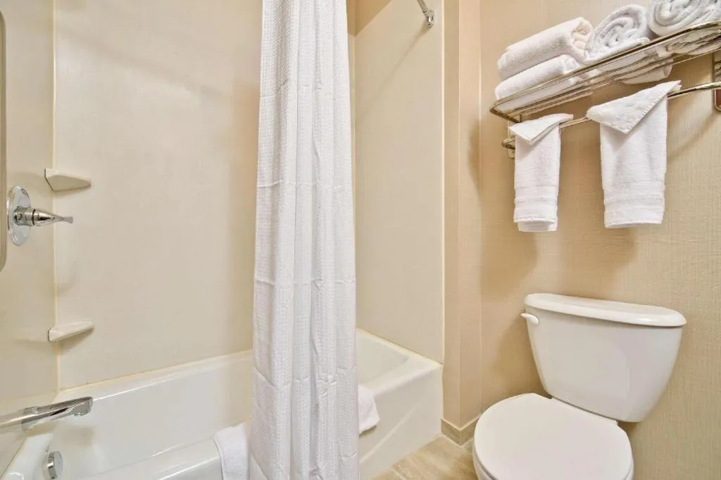 Green Mill Village Hotel & Suites, BW Signature Collection