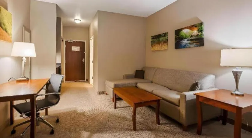 Green Mill Village Hotel & Suites, BW Signature Collection