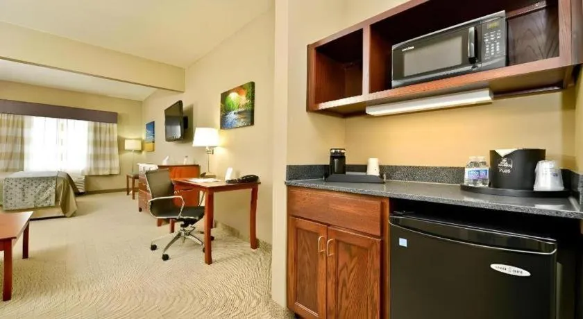 Green Mill Village Hotel & Suites, BW Signature Collection
