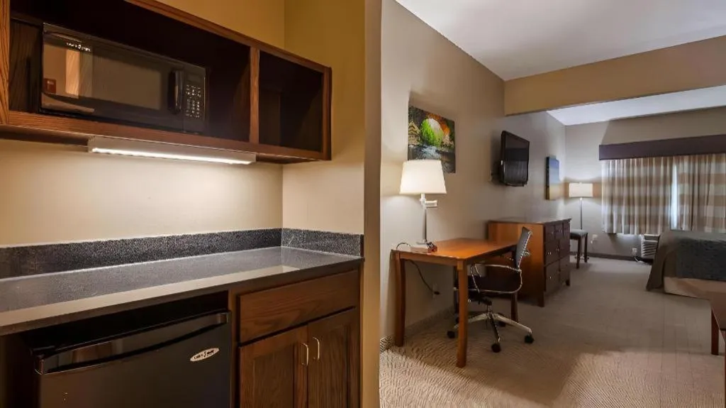 Green Mill Village Hotel & Suites, BW Signature Collection