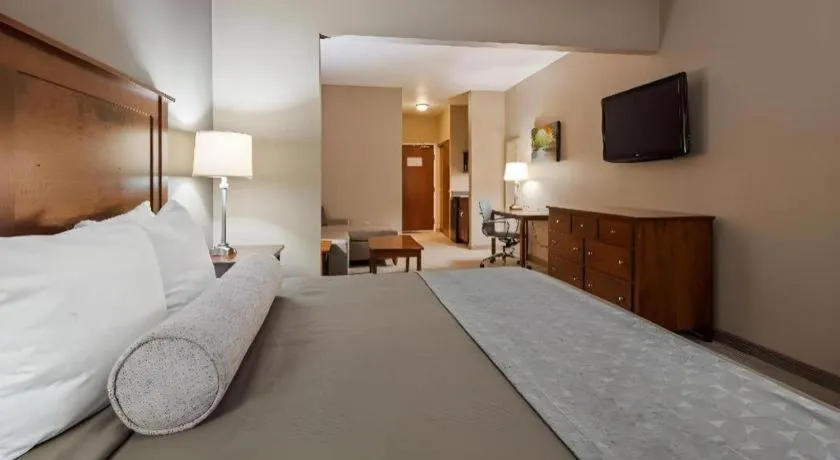 Bed in Green Mill Village Hotel & Suites, BW Signature Collection