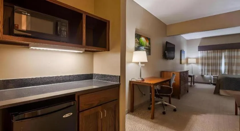 Green Mill Village Hotel & Suites, BW Signature Collection