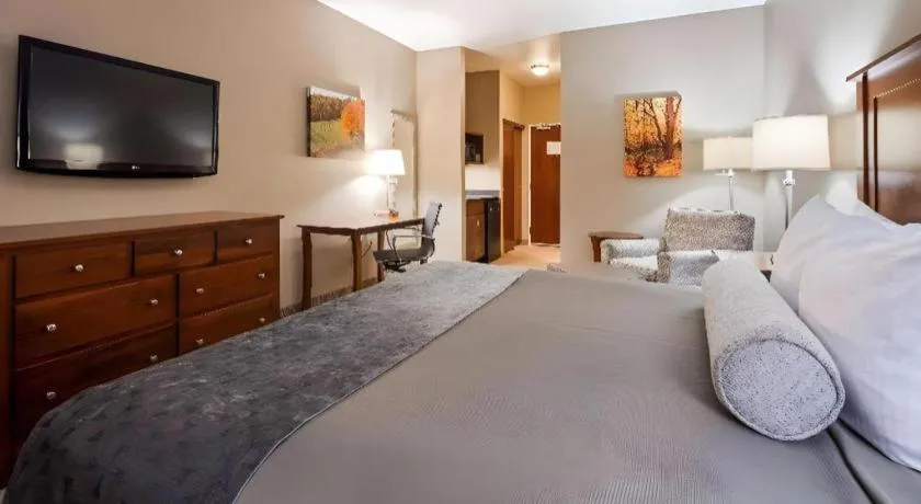 Bed in Green Mill Village Hotel & Suites, BW Signature Collection