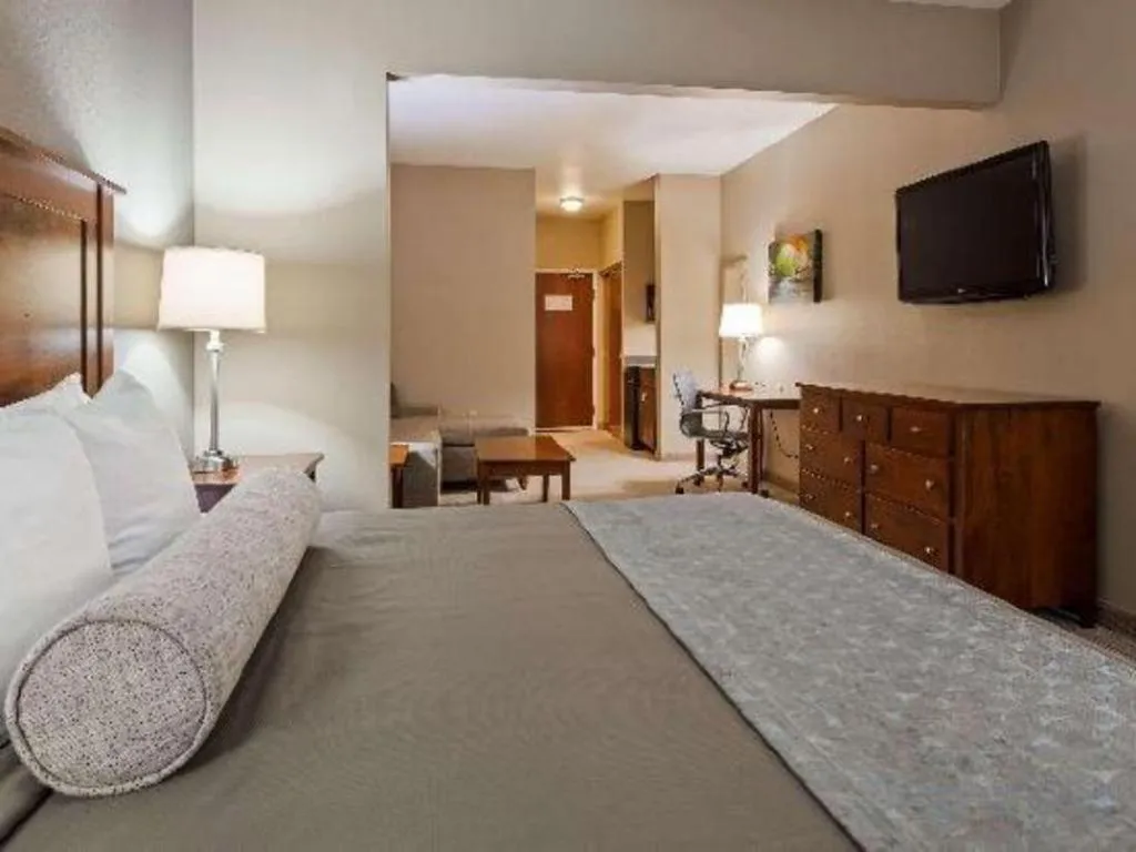 Bed in Green Mill Village Hotel & Suites, BW Signature Collection