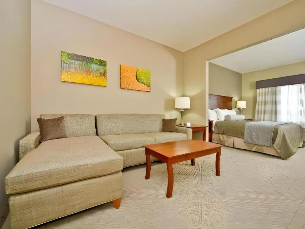 Green Mill Village Hotel & Suites, BW Signature Collection