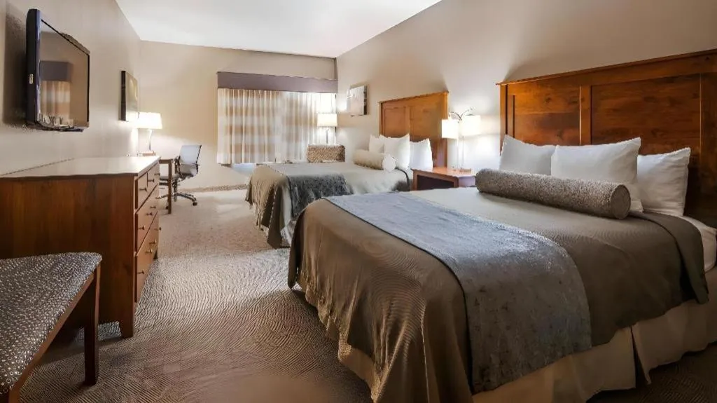 Bed in Green Mill Village Hotel & Suites, BW Signature Collection