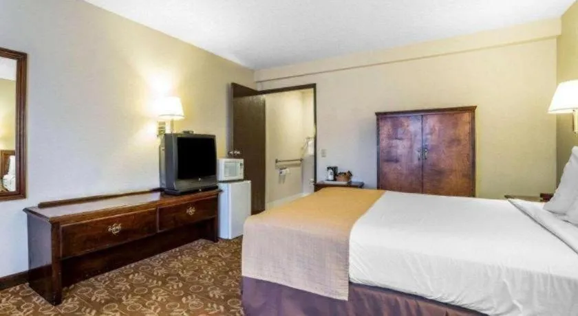 Bed in Quality Inn & Suites Minden