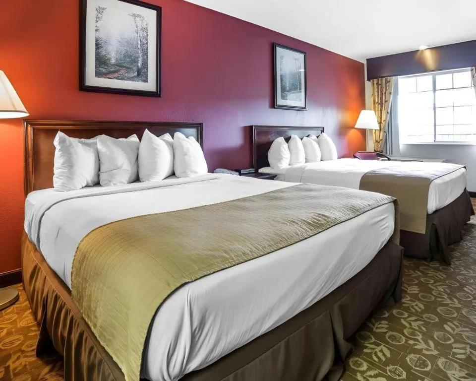 Bed in Quality Inn & Suites Minden