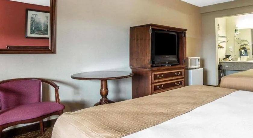 Bed in Quality Inn & Suites Minden